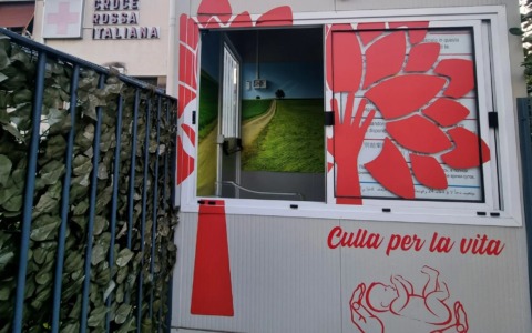 Neonato lasciato nella Culla per la Vita della Croce Rossa di Bergamo. Il biglietto: «Ti amo tantissimo»