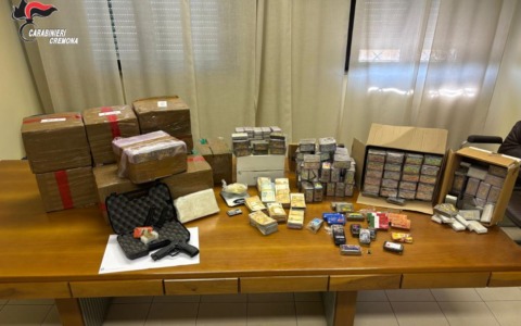 In casa aveva una pistola e quasi due quintali di hashish: ventenne arrestato a Treviglio