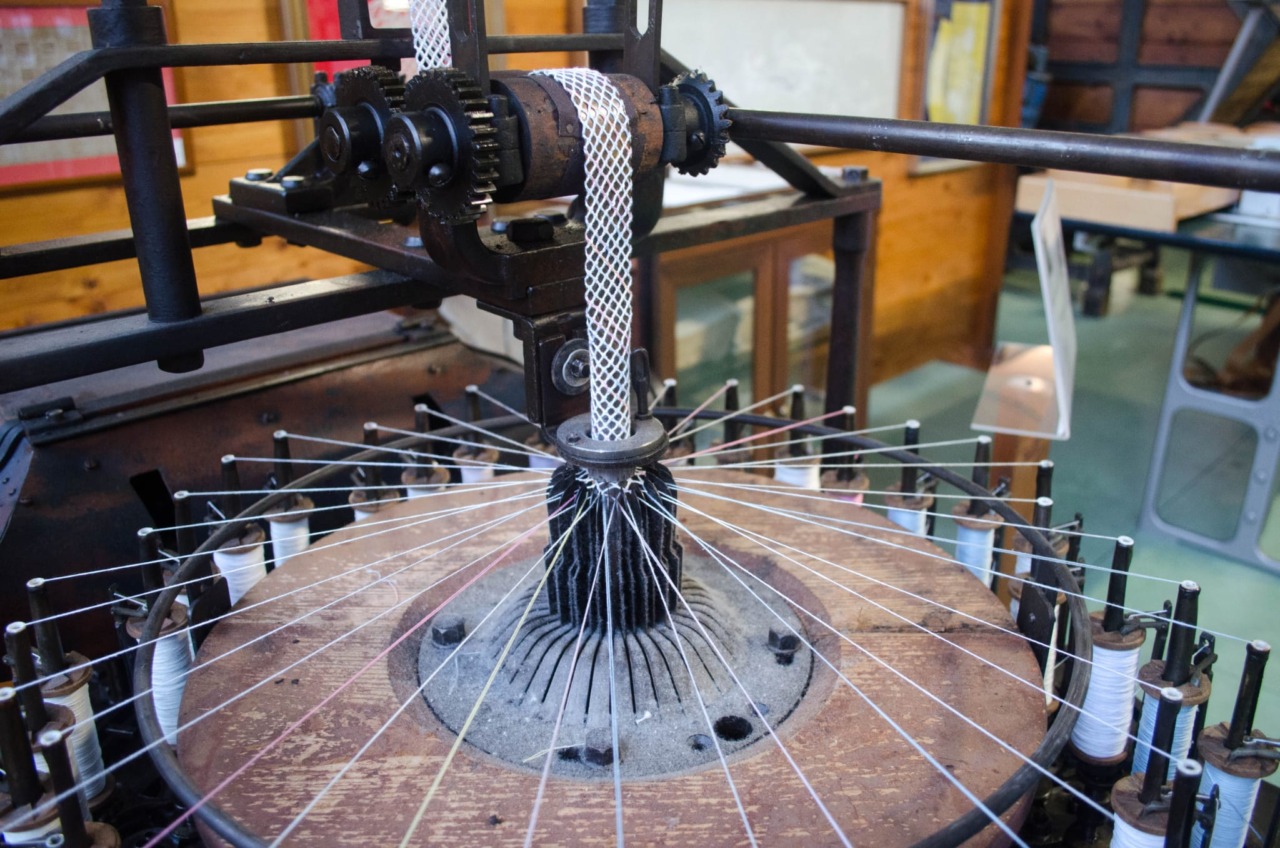 Leffe celebra la Festa del Tessile tra seta (con bachi vivi), storia e tradizione