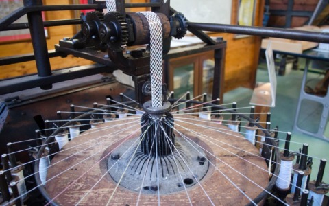 Leffe celebra la Festa del Tessile tra seta (con bachi vivi), storia e tradizione