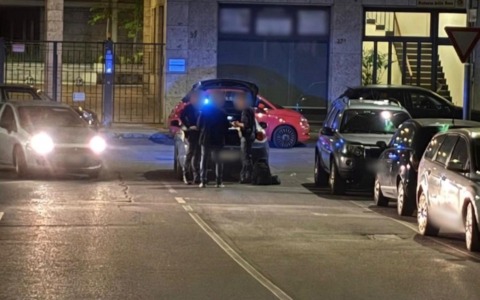 Sassi contro le case e auto danneggiate in via Madonna della Neve, i residenti: «Il degrado diventa violenza»