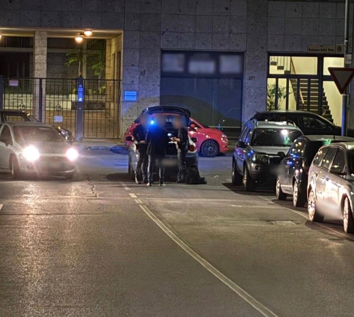Sassi contro le case e auto danneggiate in via Madonna della Neve, i residenti: «Il degrado diventa violenza»