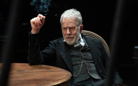 Un giorno, una famiglia, un abisso: Gabriele Lavia porta O’Neill al Teatro Donizetti