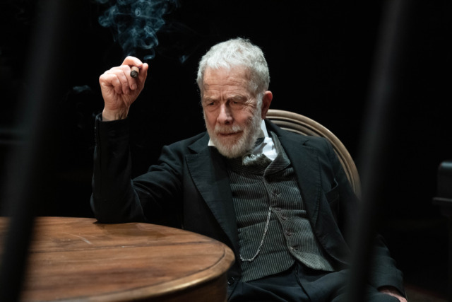 Un giorno, una famiglia, un abisso: Gabriele Lavia porta O’Neill al Teatro Donizetti