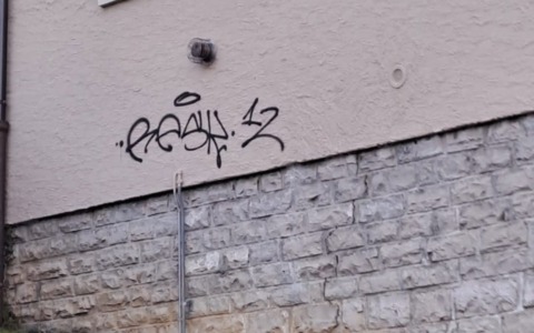 «È stato nostro figlio»: risolto il mistero delle scritte sui muri a Berbenno (con una telefonata al sindaco)