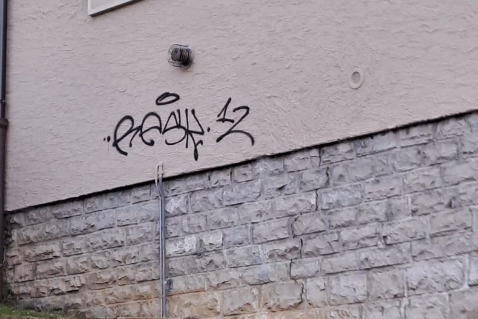 «È stato nostro figlio»: risolto il mistero delle scritte sui muri a Berbenno (con una telefonata al sindaco)