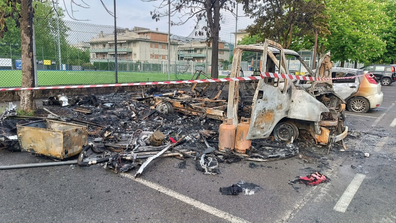 Fiamme nella notte nel parcheggio di via Acquaderni, a Monterosso: distrutto un camper