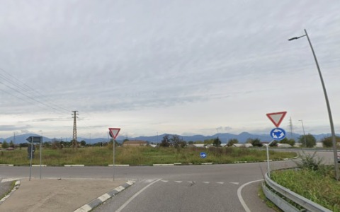 Motociclista muore nella notte sulla statale: incidente alla rotatoria di Stezzano
