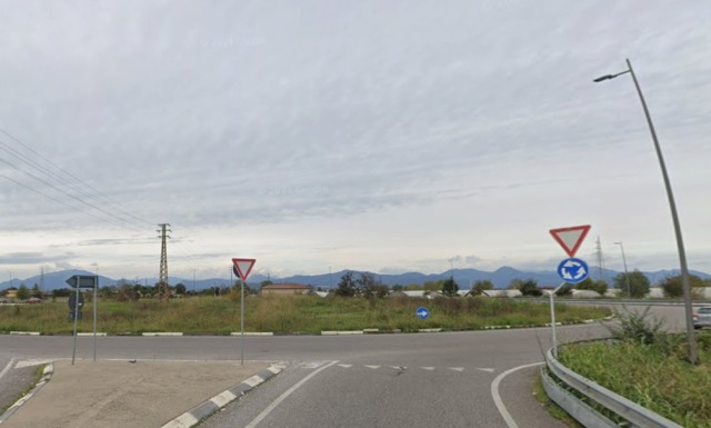 Motociclista muore nella notte sulla statale: incidente alla rotatoria di Stezzano