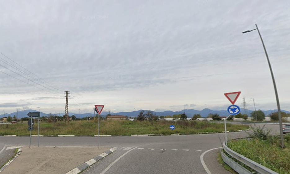 Motociclista muore nella notte sulla statale: incidente alla rotatoria di Stezzano