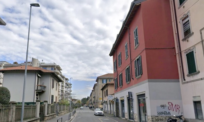 Incendio in Malpensata a Bergamo: fiamme sul tetto, evacuate tredici persone