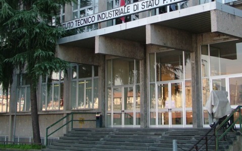 Tragedia sfiorata al Paleocapa: ragazzo tenta di lanciarsi da una finestra del terzo piano, prof lo salva