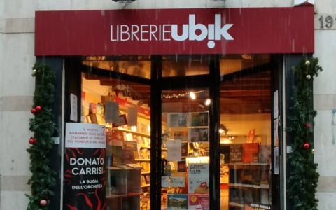 Ladro in libreria in Borgo Santa Caterina, la delusione del commerciante: «Tutti si girano dall’altra parte»