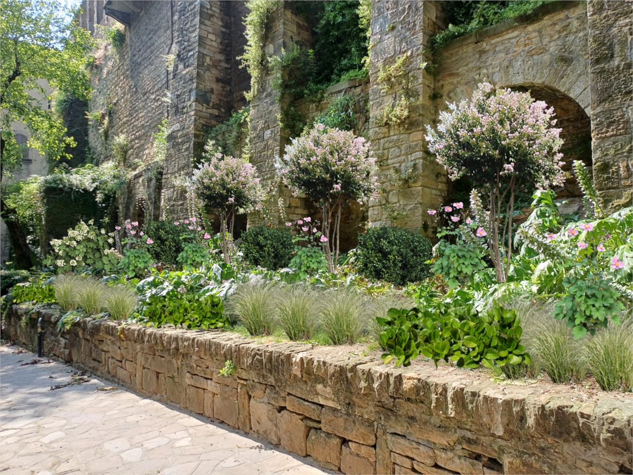 Il Comune di Bergamo rifà le aiuole in centro e al Lavatoio: «Un biglietto da visita per la città»