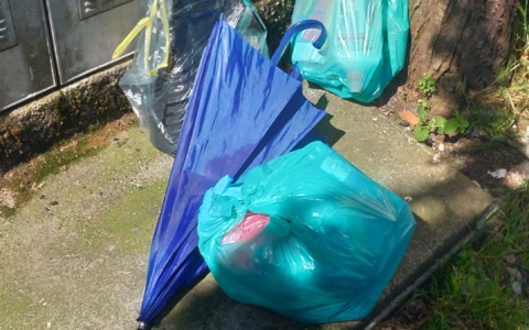 Via Lanfranchi, la segnalazione: immondizia abbandonata. «Ormai sono anni che va avanti»