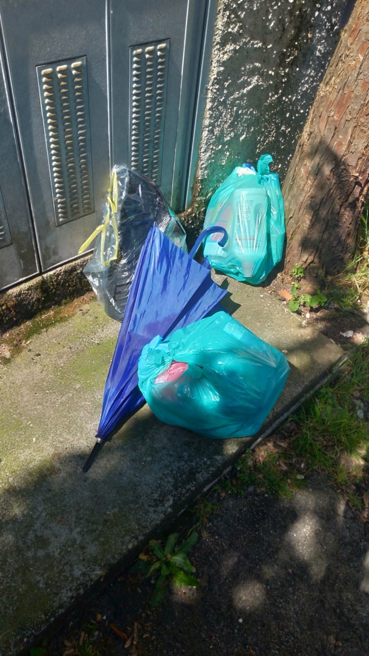 Via Lanfranchi, la segnalazione: immondizia abbandonata. «Ormai sono anni che va avanti»