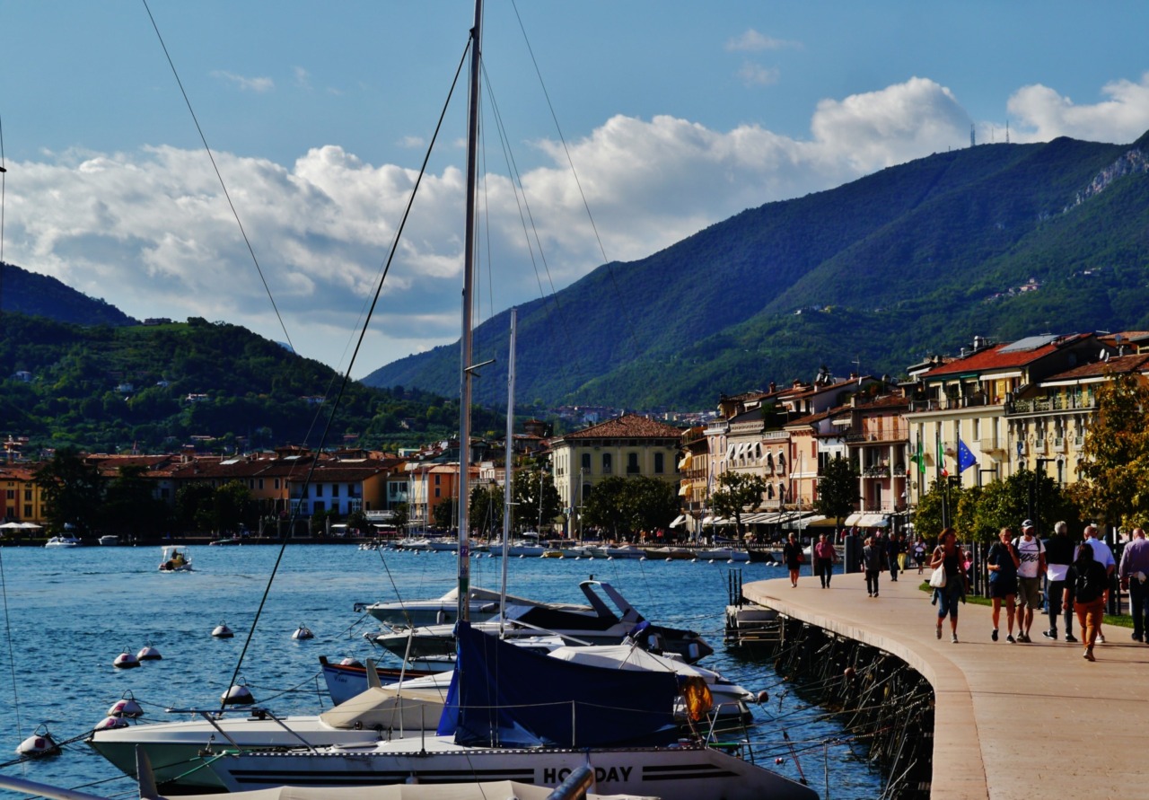 Picchiati da un gruppo di ragazzini sul lago di Garda: tre padri in ospedale