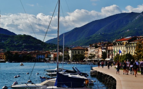 Picchiati da un gruppo di ragazzini sul lago di Garda: tre padri in ospedale