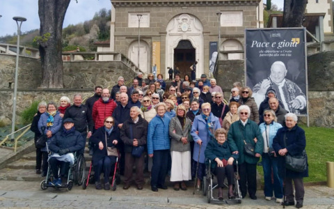 Gli anziani di Mozzo in visita a Sotto il Monte, per trovare il Papa e… don Giulio Albani