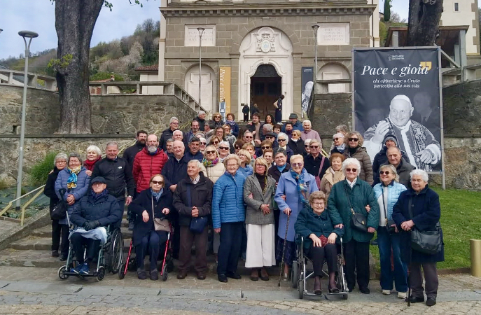 Gli anziani di Mozzo in visita a Sotto il Monte, per trovare il Papa e… don Giulio Albani