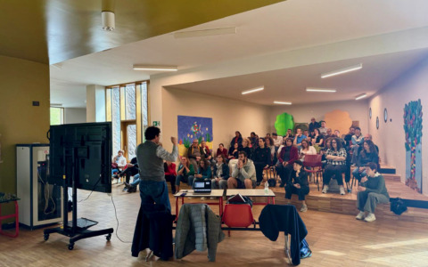 Infiltrazioni in aula e nella palestra della scuola Rodari di Curno: lavori in arrivo per l’estate?