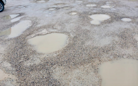 Il parcheggio di via Rezzara a Dalmine di nuovo nel fango: il caso dei centomila euro