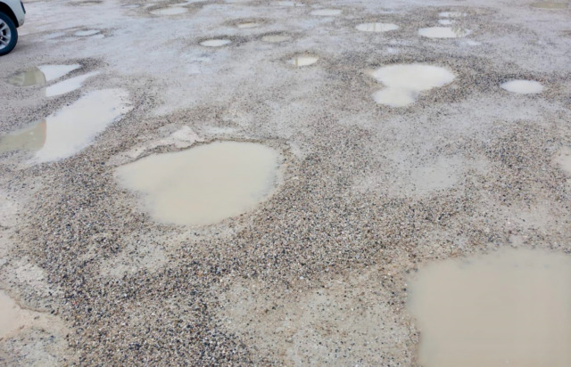 Il parcheggio di via Rezzara a Dalmine di nuovo nel fango: il caso dei centomila euro