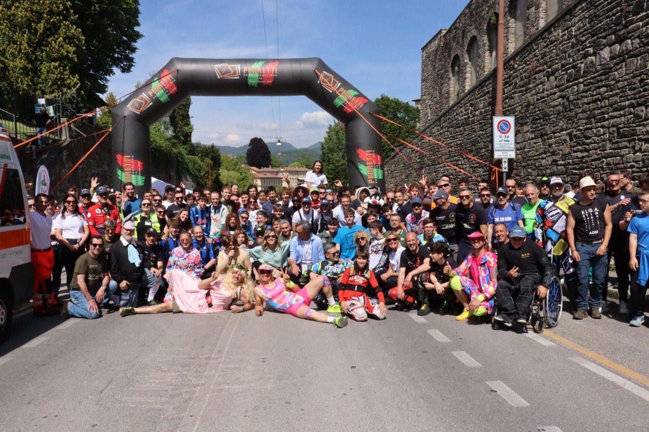 Sulle mura di Città Alta 30mila persone al 50° Soap Box Rally