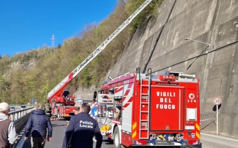 Frana all’imbocco del ponte di Sedrina: strada riaperta in direzione Bergamo