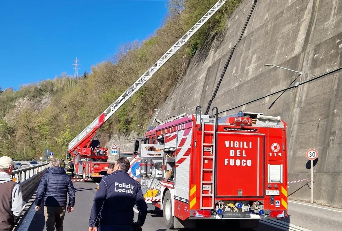 Frana all’imbocco del ponte di Sedrina: strada riaperta in direzione Bergamo
