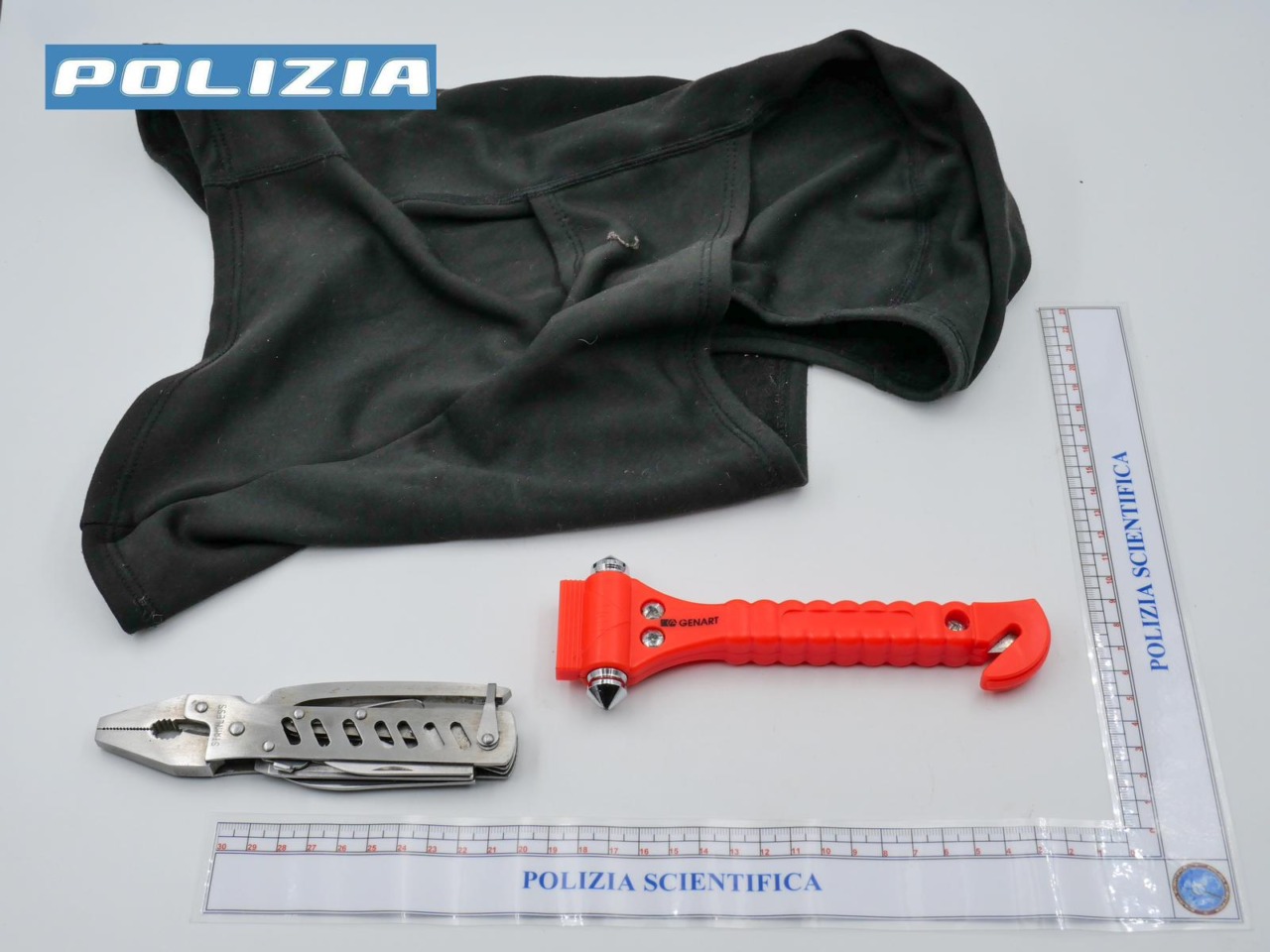 Tentato furto nella notte al Parco Olmi: vetrata sfondata usando una panca come ariete