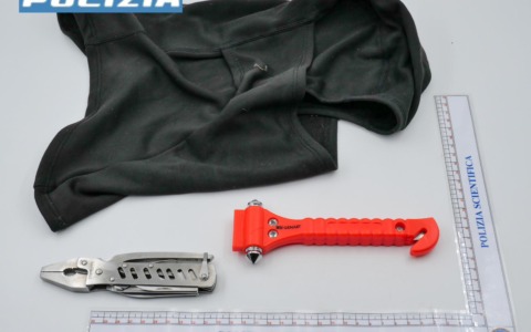 Tentato furto nella notte al Parco Olmi: vetrata sfondata usando una panca come ariete