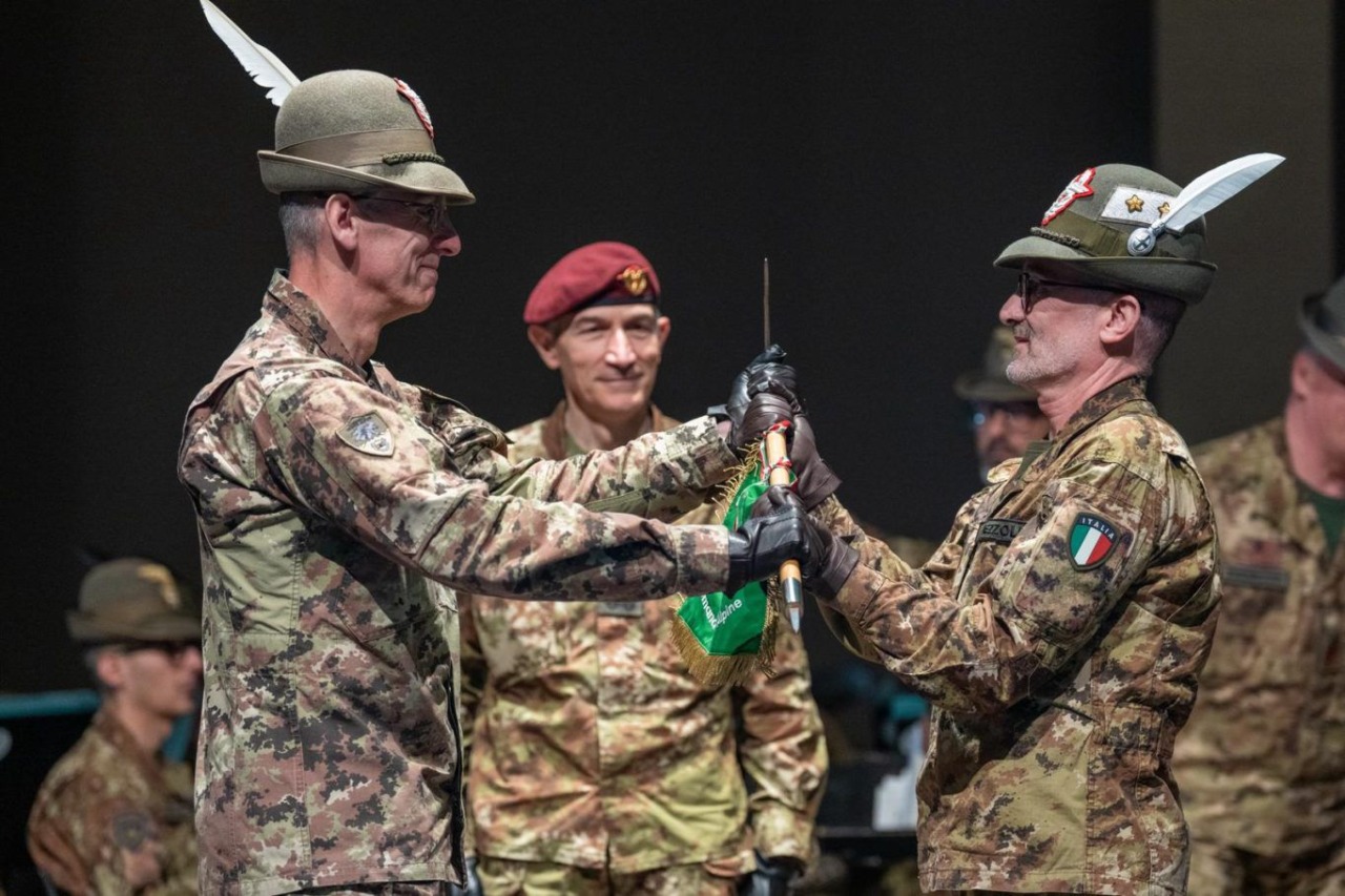 Passaggio di consegne a Bolzano, il generale bergamasco Alberto Vezzoli nuovo comandante delle Truppe Alpine