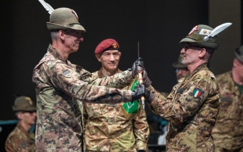 Passaggio di consegne a Bolzano, il generale bergamasco Alberto Vezzoli nuovo comandante delle Truppe Alpine