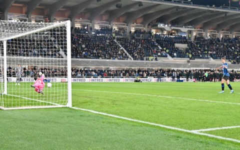 Assurda la serie di errori dal dischetto dell’Atalanta (i più gravi sono quelli di Scamacca e Zappacosta)