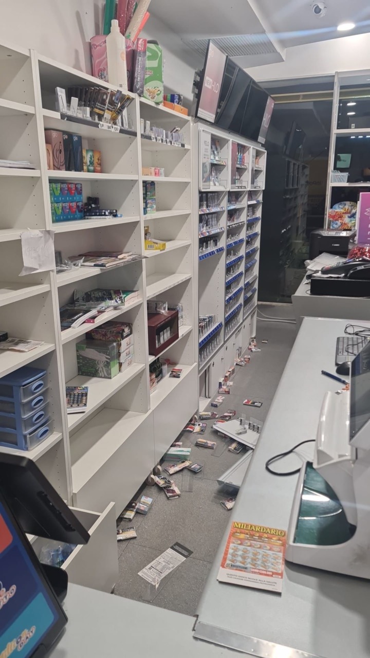 Nuova spaccata a Mozzo nella notte: colpita nuovamente l’edicola tabacchi sulla Briantea