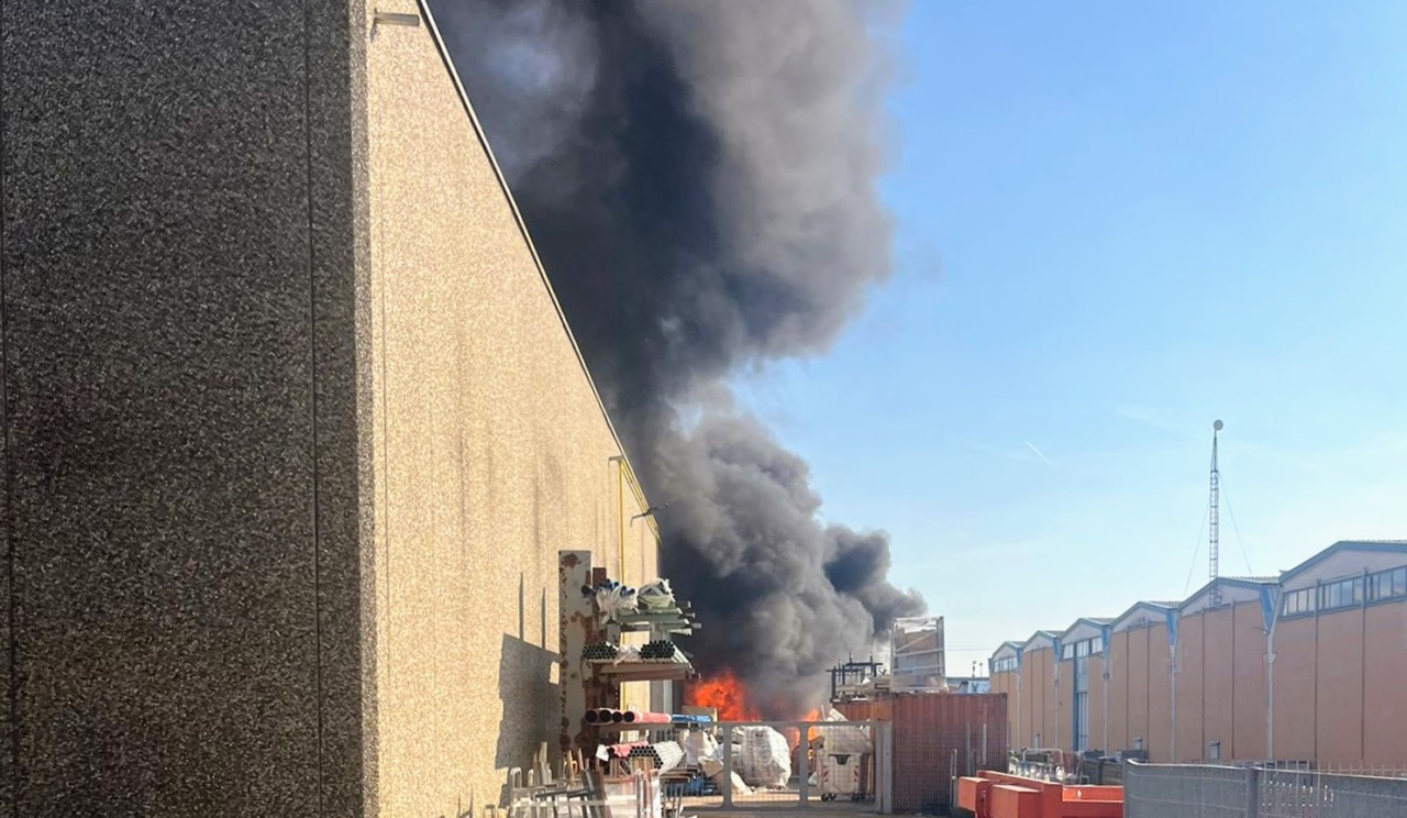 Colonna di fumo ieri a Verdellino: in fiamme il materiale di un’azienda di forniture idrauliche