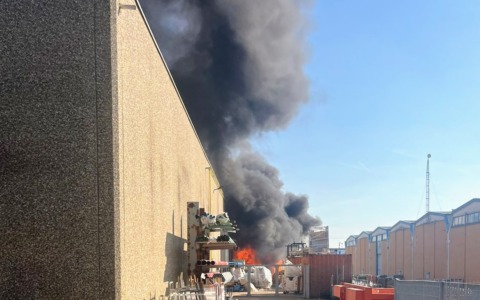 Colonna di fumo ieri a Verdellino: in fiamme il materiale di un’azienda di forniture idrauliche