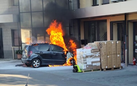 Prende fuoco un’auto a Caravaggio: paura, ma senza conseguenze