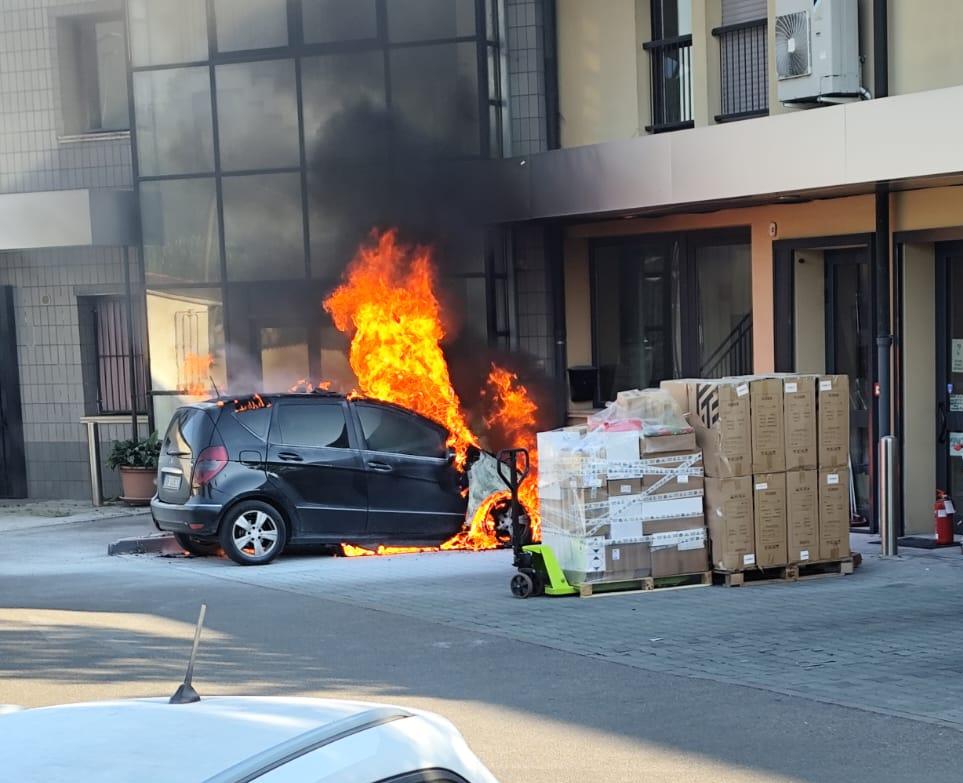 Prende fuoco un’auto a Caravaggio: paura, ma senza conseguenze