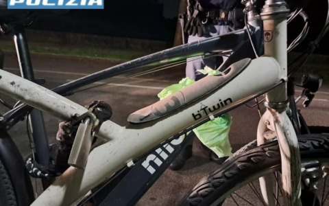 Girava con fare sospetto con due bici in via Guerrazzi a Bergamo: denunciato per furto aggravato