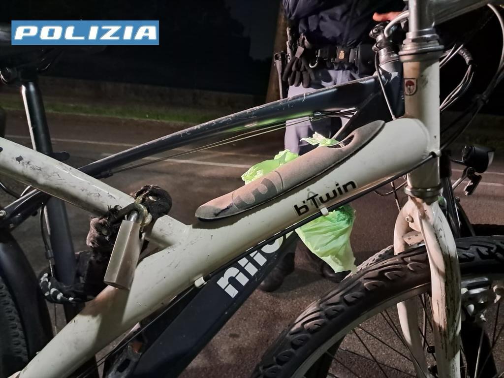 Girava con fare sospetto con due bici in via Guerrazzi a Bergamo: denunciato per furto aggravato