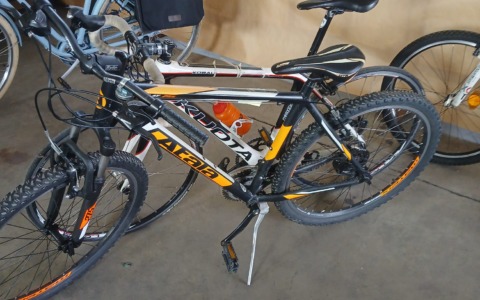 Biciclette, monopattini, gioielli in oro e valigie: il Comune di Bergamo mette all’asta gli oggetti smarriti