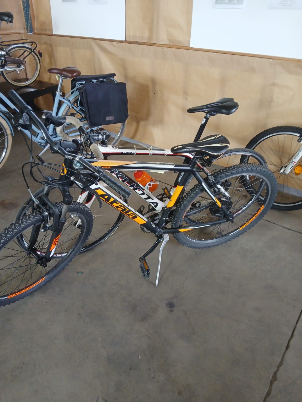 Biciclette, monopattini, gioielli in oro e valigie: il Comune di Bergamo mette all’asta gli oggetti smarriti