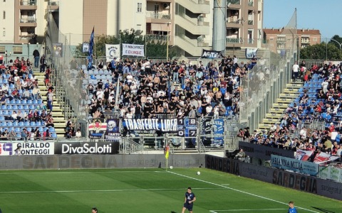 Sull’aereo di ritorno da Cagliari la delusione dei tifosi non è per la sconfitta, ma per l’atteggiamento