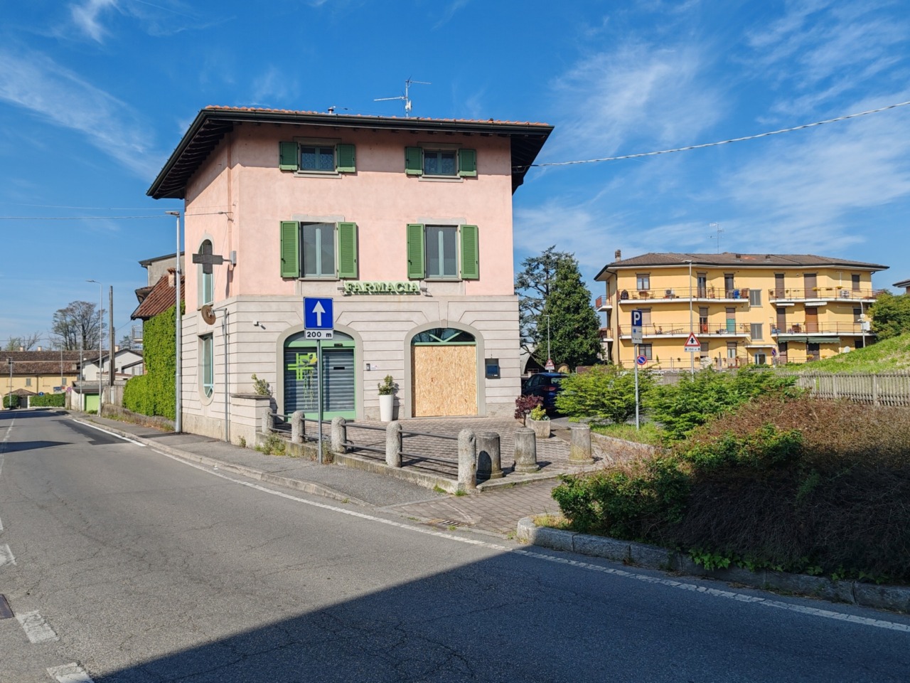 Nuova spaccata alla farmacia Maridati di Casirate: rubati appena 50 euro, ma danni ingenti