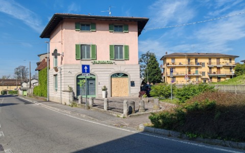 Nuova spaccata alla farmacia Maridati di Casirate: rubati appena 50 euro, ma danni ingenti