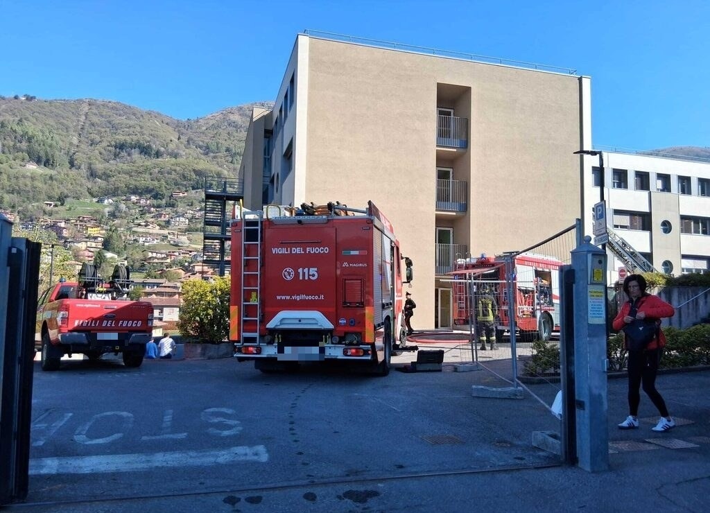 Fuoriuscita di fumo dalla casa di riposo a Gandino, sul posto i vigili del fuoco