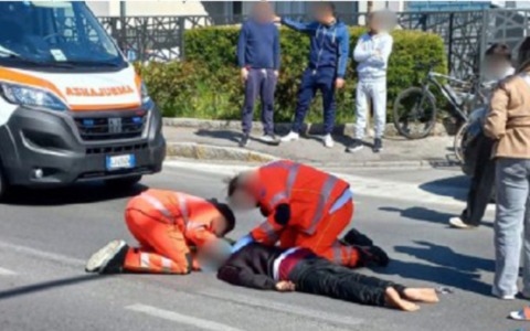 Attimi di paura a Pontirolo: 29enne perde il controllo del monopattino e rimane sulla strada privo di sensi