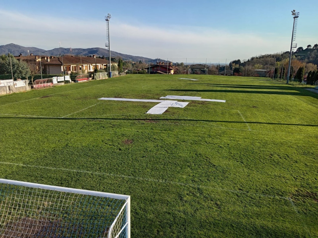 Lite in campo tra giovanissimi a Cenate Sopra: mani al collo e spintoni, anche tra i genitori